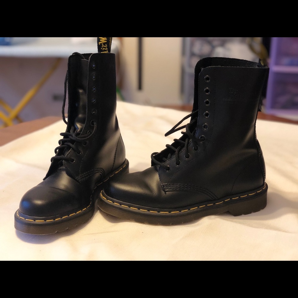 Dr. Marten 20 eyelet boots